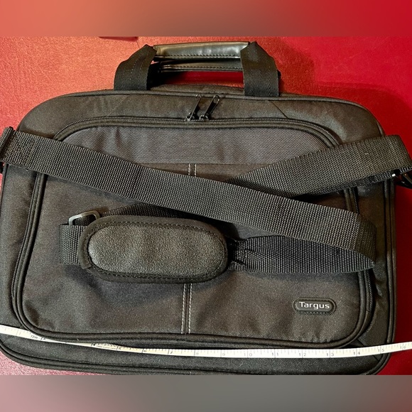 NWT black laptop carrying case with shoulder strap - Picture 2 of 6